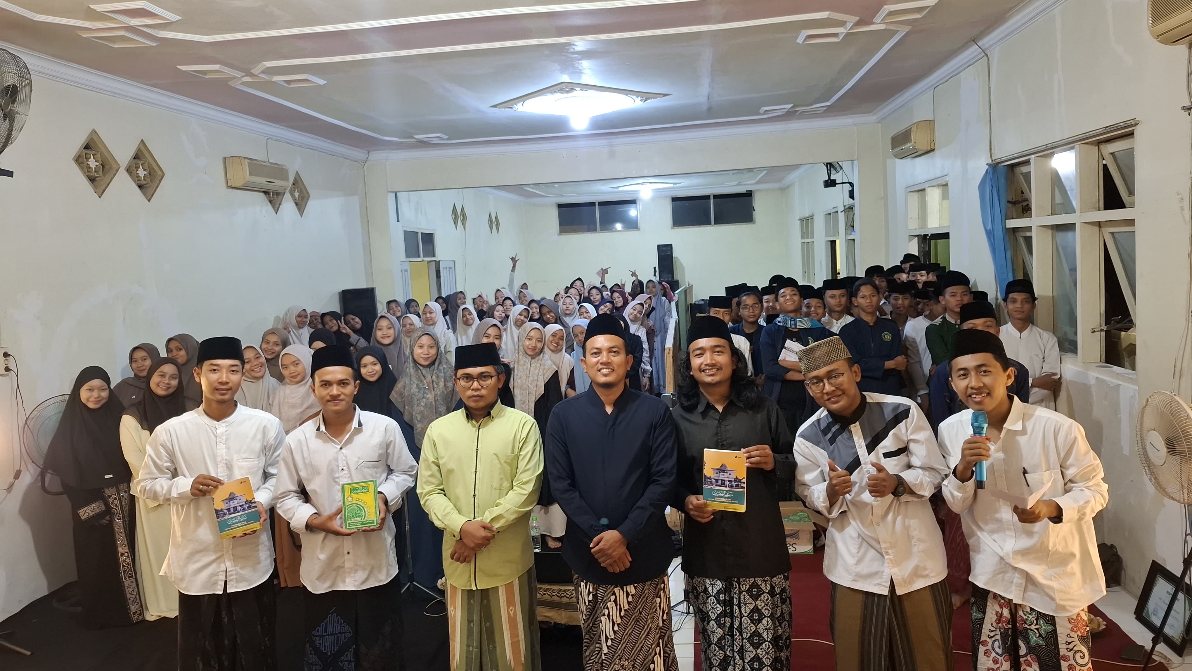 Santri Pondok Kebunrejo Mengadirkan Kitab Tanbihun Nahdliyyin Kembali Dengan Wajah Baru
